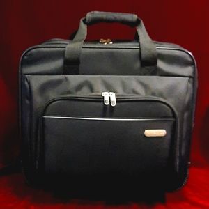 Targus over night travel roller with laptop padded compartment! Like new cond.!